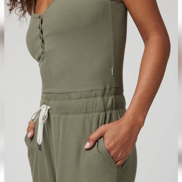 Vuori Pose Henley Jumpsuit NWT Shelf Bra Pockets Drawcord Wide Leg Flare Ribbed - Picture 3 of 13